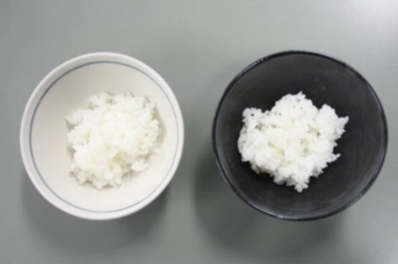 白い茶碗に入ったご飯と、黒い茶碗に入ったご飯（画像）